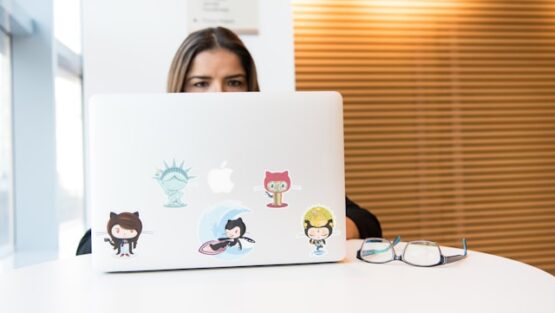 Jak wybrać pocztę z własną domeną, aby zwiększyć efektywność biznesu?